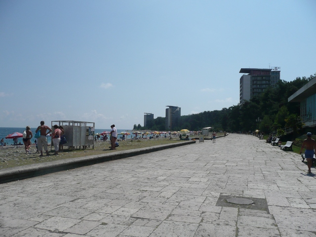 Пляж в Пицунде