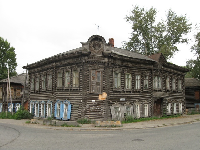 Покосившийся деревянный дом в Томске