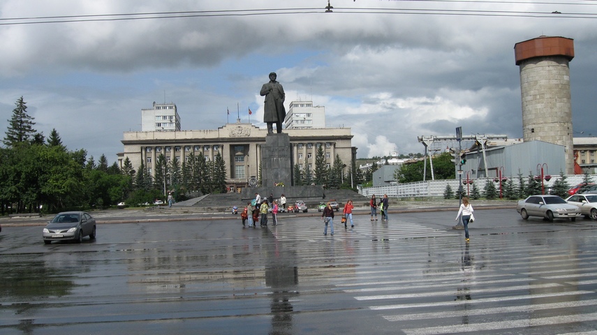 Центр Красноярска, справа стройка метро